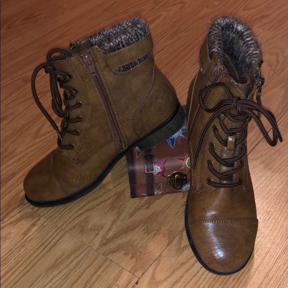 Vegan-leather boots 🥾